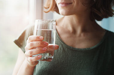 Gambar Perempuan Minum Air